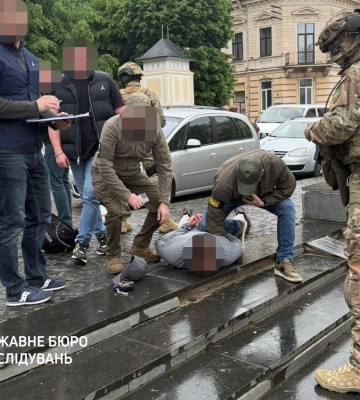 Правоохоронець намагався провезти через «Ягодин» трьох ухилянтів 