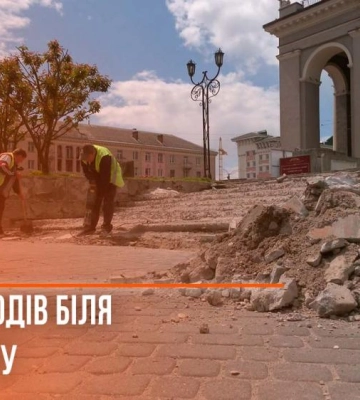 Аварійні сходи біля драмтеатру у Рівному таки відремонтують