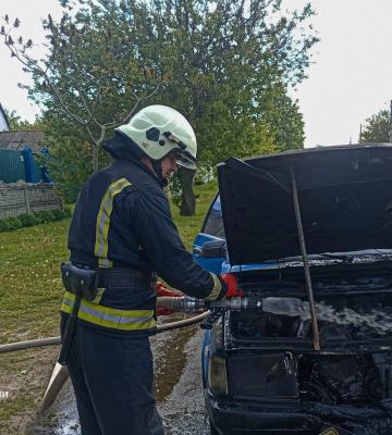 У Бурині вогнеборці ліквідували загоряння автомобіля