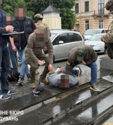 У Чернівцях затримали правоохоронця за організацію схеми переправлення військовозобов'язаних за кордон У Чернівцях затримали правоохоронця за організацію схеми переправлення військовозобов'язаних за кордон