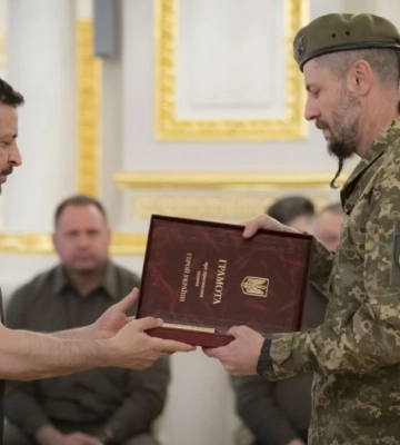 Майора Олександра Поповича, який воював на Херсонщині, відзначили “Хрестом бойових заслуг” Майора Олександра Поповича, який воював на Херсонщині, відзначили “Хрестом бойових заслуг”