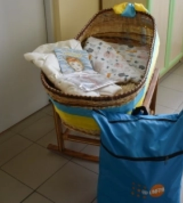 Донечці військового, яка народилася у День матері, подарували ексклюзивну колиску майстра з Кореччини
