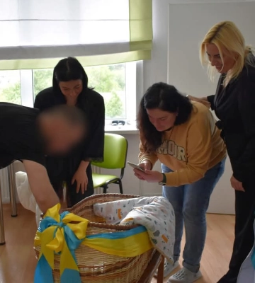 Ексклюзивну колиску ручної роботи отримала у Рівному донька військовика, яка народилась у День матері