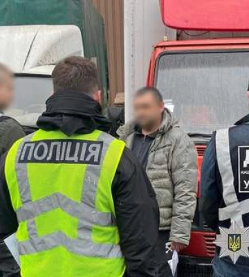 На Хмельниччині п’яний водій виїхав на бордюр на очах у поліції На Хмельниччині п’яний водій виїхав на бордюр на очах у поліції