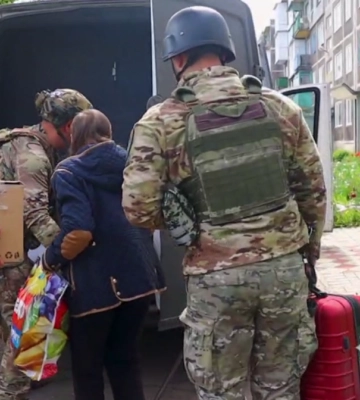 «Начало «прилетать» все ближе»: полицейские спасли маму с сыном из прифронтового Мирнограда