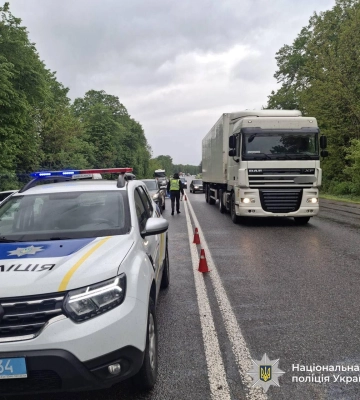 Поліція Вінниччини розпочала провадження за фактом смертельного зіткнення бусика та легковика