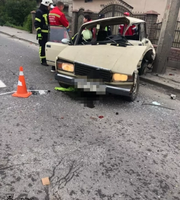 В Івано-Франківську рятувальники деблокували та передали медикам жертву ДТП, - ДСНС