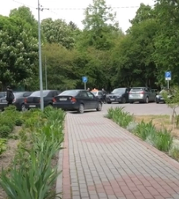 Підлітки «тероризують» двір у Луцьку: що там коїться (відео)
