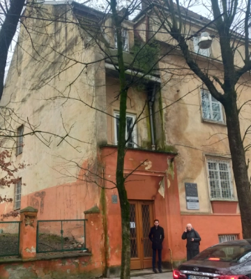 У Львові продають поліклініку в стилі модерн разом зі землею. Квадратний метр оцінили у $626