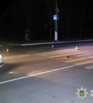 У Кременчуці автомобіль збив жінку на пішохідному переході та зник