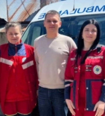 На Закарпатті медики швидкої та охоронець врятували чоловіка після ураження струмом