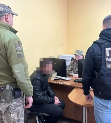 На Вінниччині прикордонники не впустили до України іноземця з російською символікою На Вінниччині прикордонники не впустили до України іноземця з російською символікою