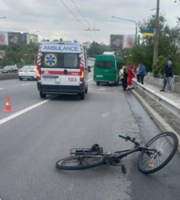 На центральному проспекті Запоріжжя водій мікроавтобуса на смерть збив велосипедиста