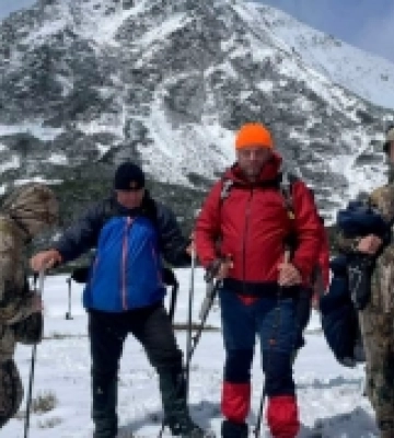 На Рахівщині рятувальники допомогли батьку і сину під час походу до гори Ґутин Томнатик