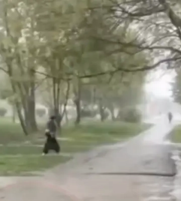 На Черкащині блискавка вдарила поруч з людиною (відео)