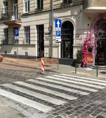 Унеможливить паркування, пришвидшить пішоходів. У центрі Львові облаштовують антикишеню