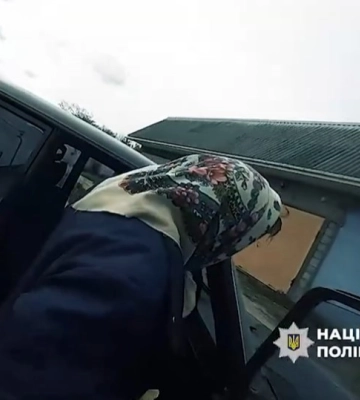 За 300 метрів від ворога: на Сумщині поліцейські евакуювали жінку з-під самого кордону