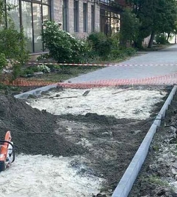 30 років без ремонту. У Львові перекладають тротуар