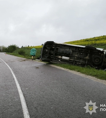 В Карпатах перекинувся мікроавтобус з іноземцями