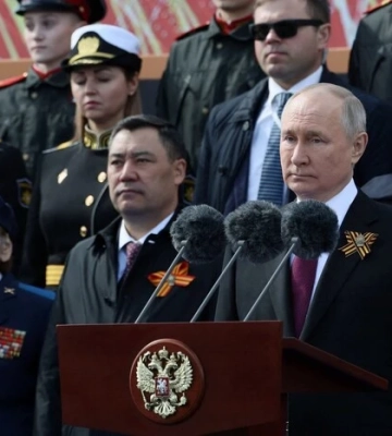 Пʼятеро депутатів Європарламенту поїдуть на парад до Путіна – Spiegel