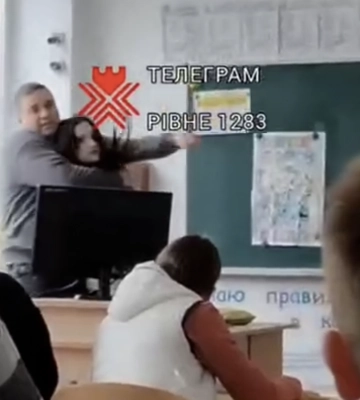 Учениця в Рівному вдарила вчителя циркулем у плече
