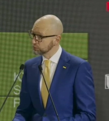 Мир з Росією неможливий за рахунок тільки дипломатії, вважає Яценюк