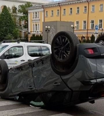 У центрі Києва перекинулося авто: рух бульваром Тараса Шевченка ускладнено