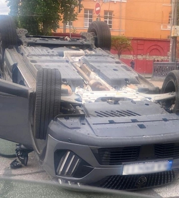 На бульварі Шевченка у Києві перевернувся автомобіль: рух транспорту ускладнений (ФОТО)