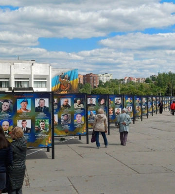 У Сумах на майдані Незалежності завершили монтаж Алеї пам’яті захисників і захисниць України