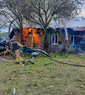 Рятувальники ліквідували наслідки авіаційного удару по Ворожбі (відео)