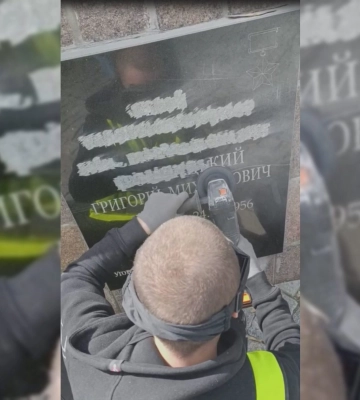 В Харькове болгаркой спиливают имена погибших на мемориале: почему (видео)