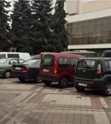У Луцьку парковку біля драмтеатру зробили платною
