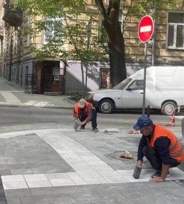 У Львові за гроші підприємців відремонтували тротуар