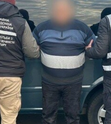 Паспорт за $10 000 і втеча за кордон: в Одесі судитимуть іноземця за переправлення чоловіків