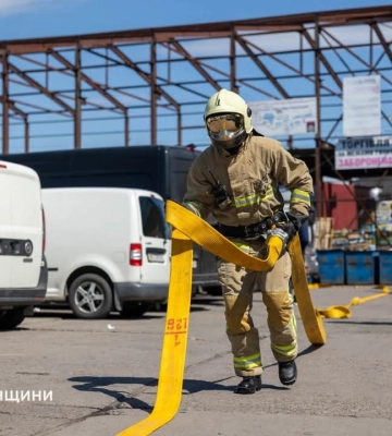 Рятувальники виїжджали на ринок Дикого у Рівному (ФОТО)