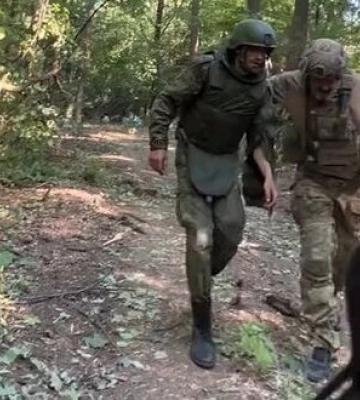 Бойцы ТГр "Угледар" ведут пленного оккупанта по лесной дороге. ВИДЕО Бойцы ТГр "Угледар" ведут пленного оккупанта по лесной дороге. ВИДЕО