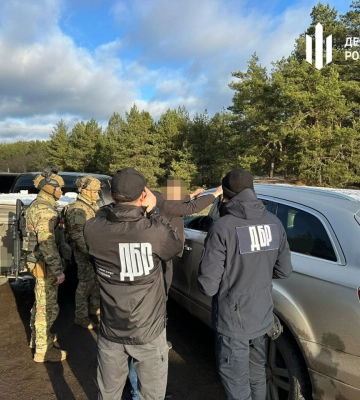 По 8000$ за кожного: вивезти ухилянтів до білорусі обіцяв правоохоронець з Рівненщини (ФОТО)