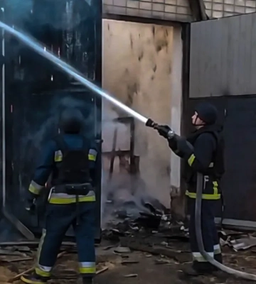 Масштабный пожар на Сумщине: российские удары разрушили дома. ВИДЕО