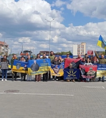 У Вінниці родичі безвісти зниклих і полонених захисників провели автопробіг