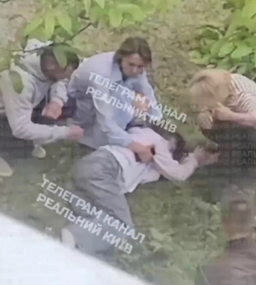 В Киеве школьница выпала из окна третьего этажа: в учебном заведении работает полиция