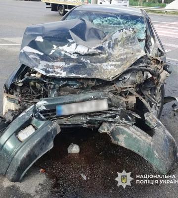 У Харкові внаслідок ДТП за участю легковиків та автобусу постраждали двоє людей. ФОТО