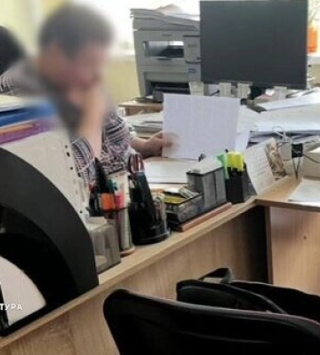 Переплатили за одноразовую посуду для школьных укрытий 150 тыс. гривен – сообщено о подозрении бухгалтеру из Киева