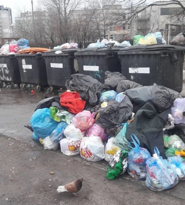 У Черкасах чоловік палив сміттєві баки, бо був обурений, що вони переповнені