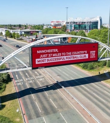Тролінг вищого рівня. Фанати Ліверпуля викупили банер у Манчестері поблизу Олд Траффорд. ФОТО