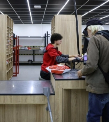 Нова пошта через щоденні атаки закриває єдине відділення у херсонському мікрорайоні Острів