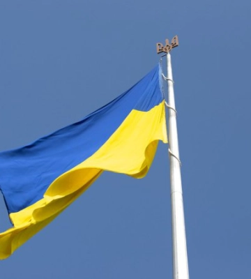 Через сильний вітер у Києві завтра приспустять головний прапор України
