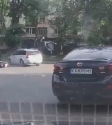 Потерпілий перелетів через авто: на Київській у Рівному збили мотоцикліста (ВІДЕО)