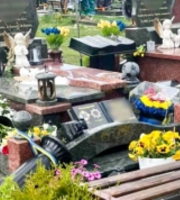Поліцейські встановлюють осіб, які у Дубенському районі пошкодили могили захисників України