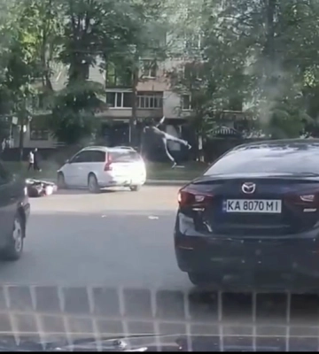 Потерпілий перелетів через авто: на Київській у Рівному збили мотоцикліста (ВІДЕО)
