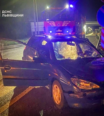 У Винниках водійку, яка в'їхала в металеву опору, деблокували з понівеченого авто У Винниках водійку, яка в'їхала в металеву опору, деблокували з понівеченого авто